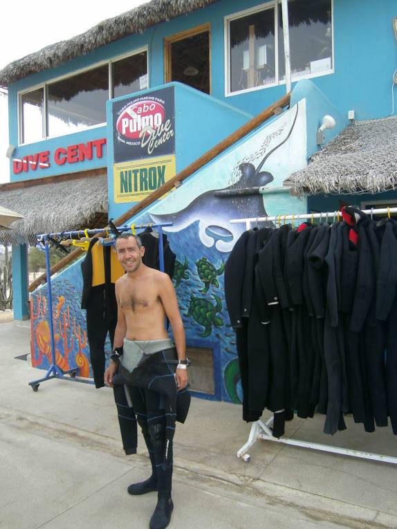 Preparando-se para mergulhar no Cabo Pulmo, no sul da Baja California, Mar de Cortez, no México